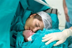 الولادة القيصرية.. أسباب اللجوء إليها ومخاطرها بالتفصيل